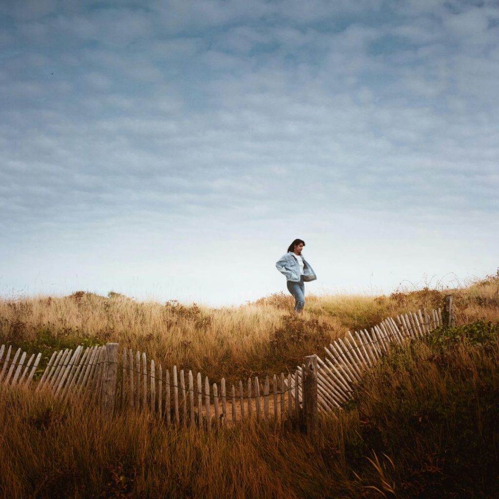 mujer paseano por el campo