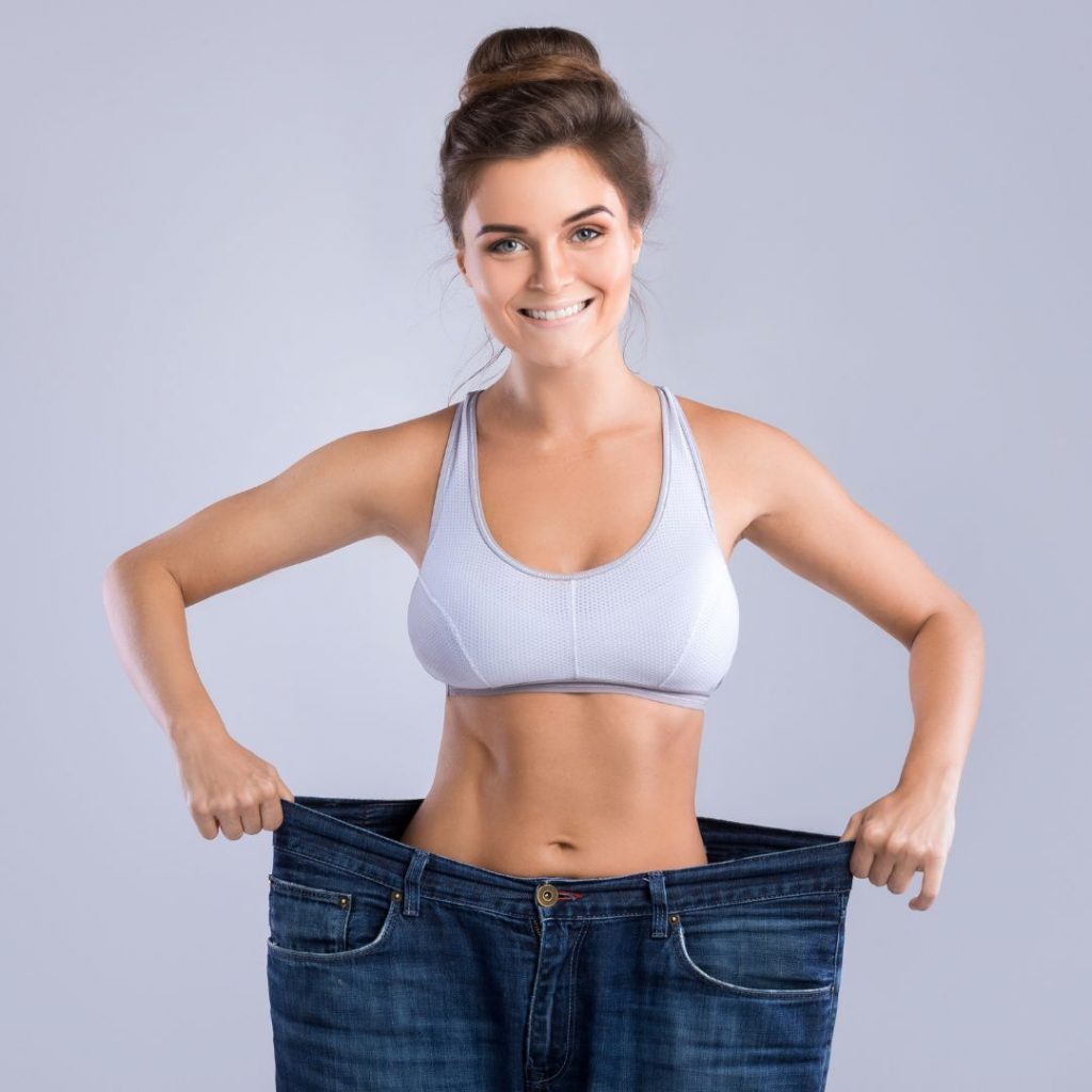 mujer mostrando lo grande que era ru pantalon antes del ayuno intermitete