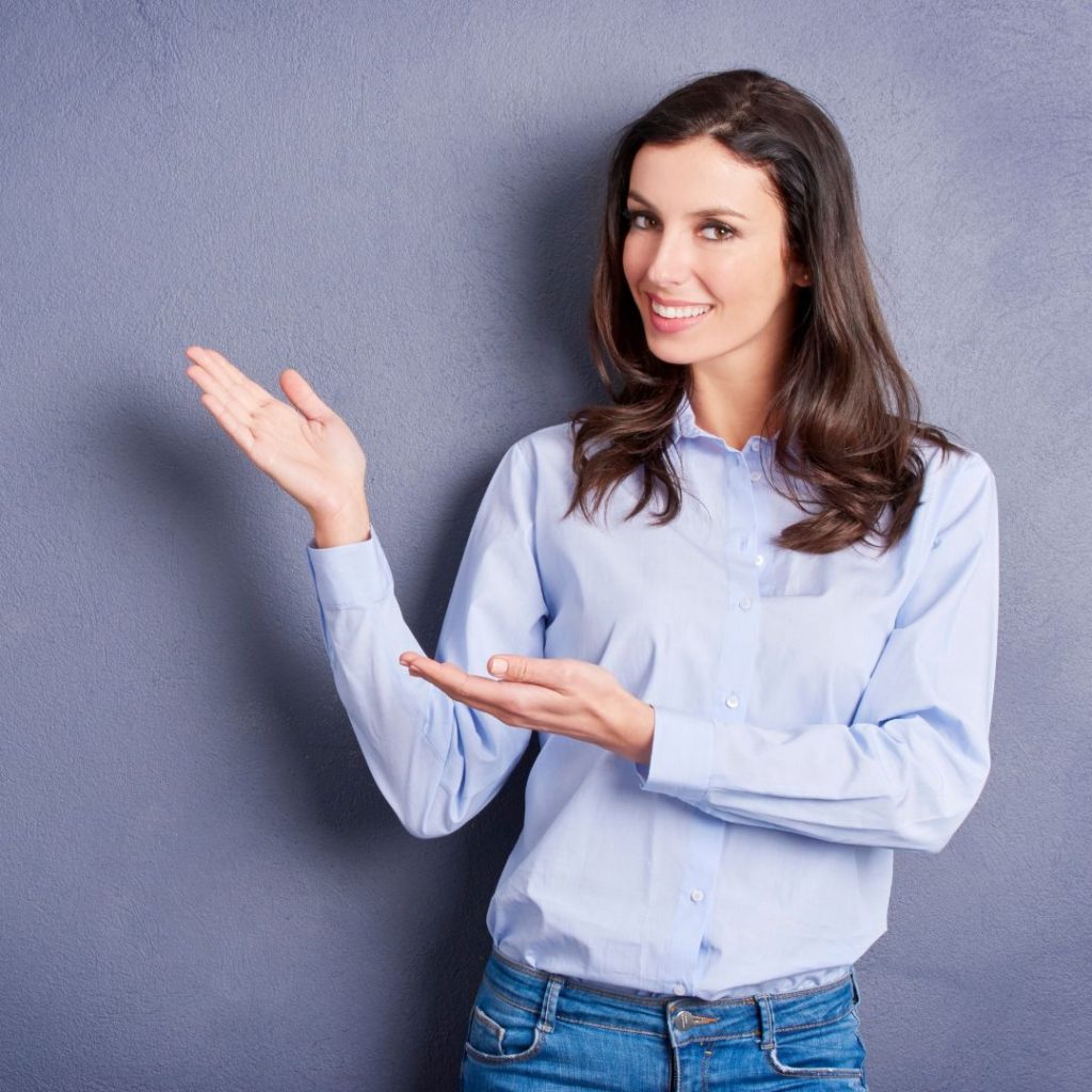 Mujer con postura de estar mostrando la solucion