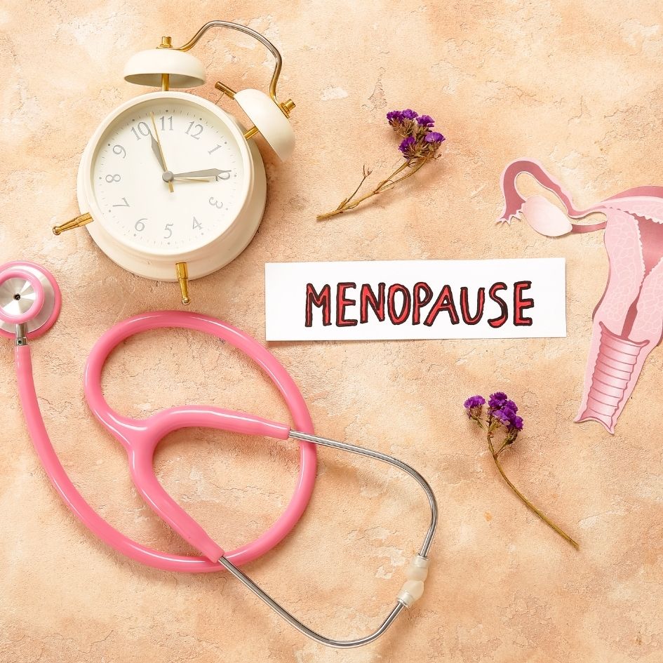 un reloj, con la palabra menopausia