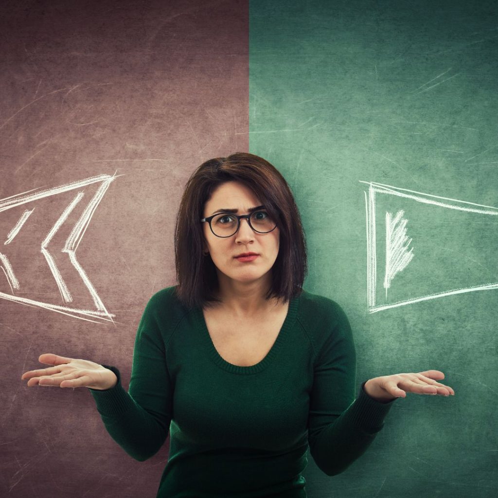 mujer que no sabe que decision tomar esta con las manos habiertas