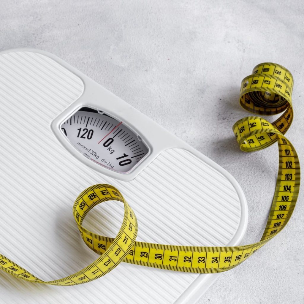 Bascula de peso corporal con una cinta metrica