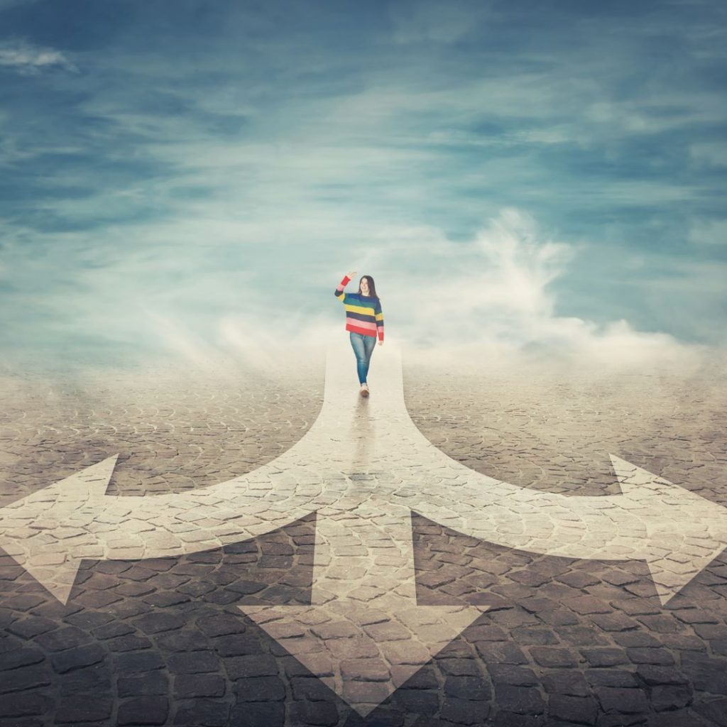 mujer ante varias direcciones a tomar en su vida