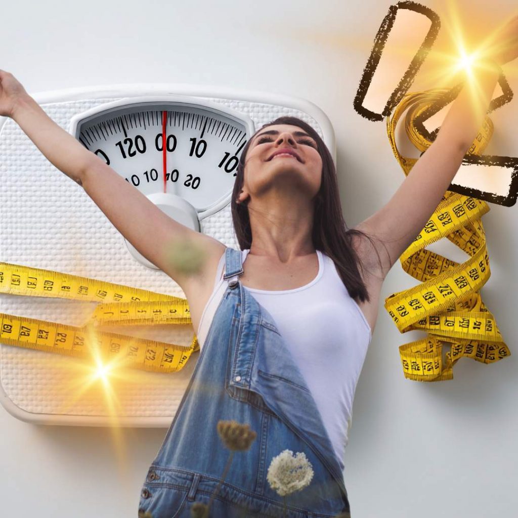 Mujer feliz con su programa de ayuno intermitente con una bascula de peso corporal de fondo