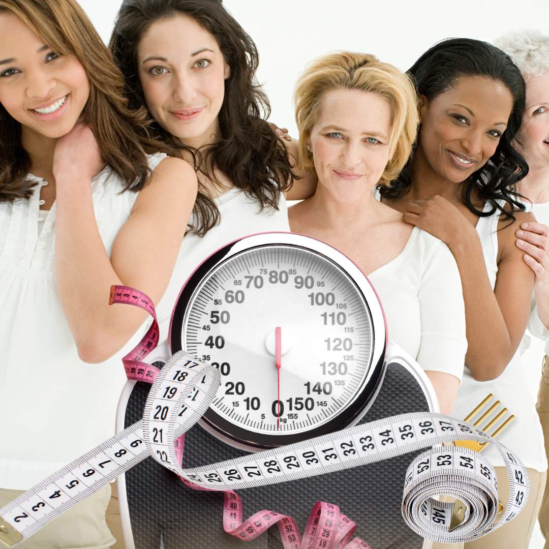 Grupo de mujeres con báscula y cinta métrica representando la pérdida de peso con ayuno intermitente