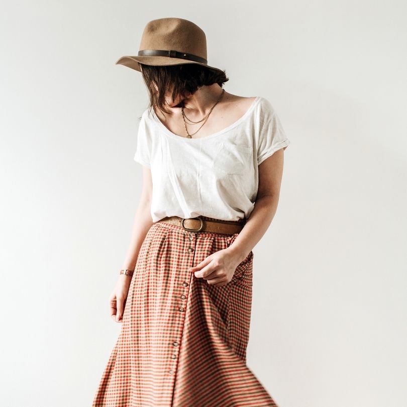 mujer de hoy en dia posando con la cabeza girada