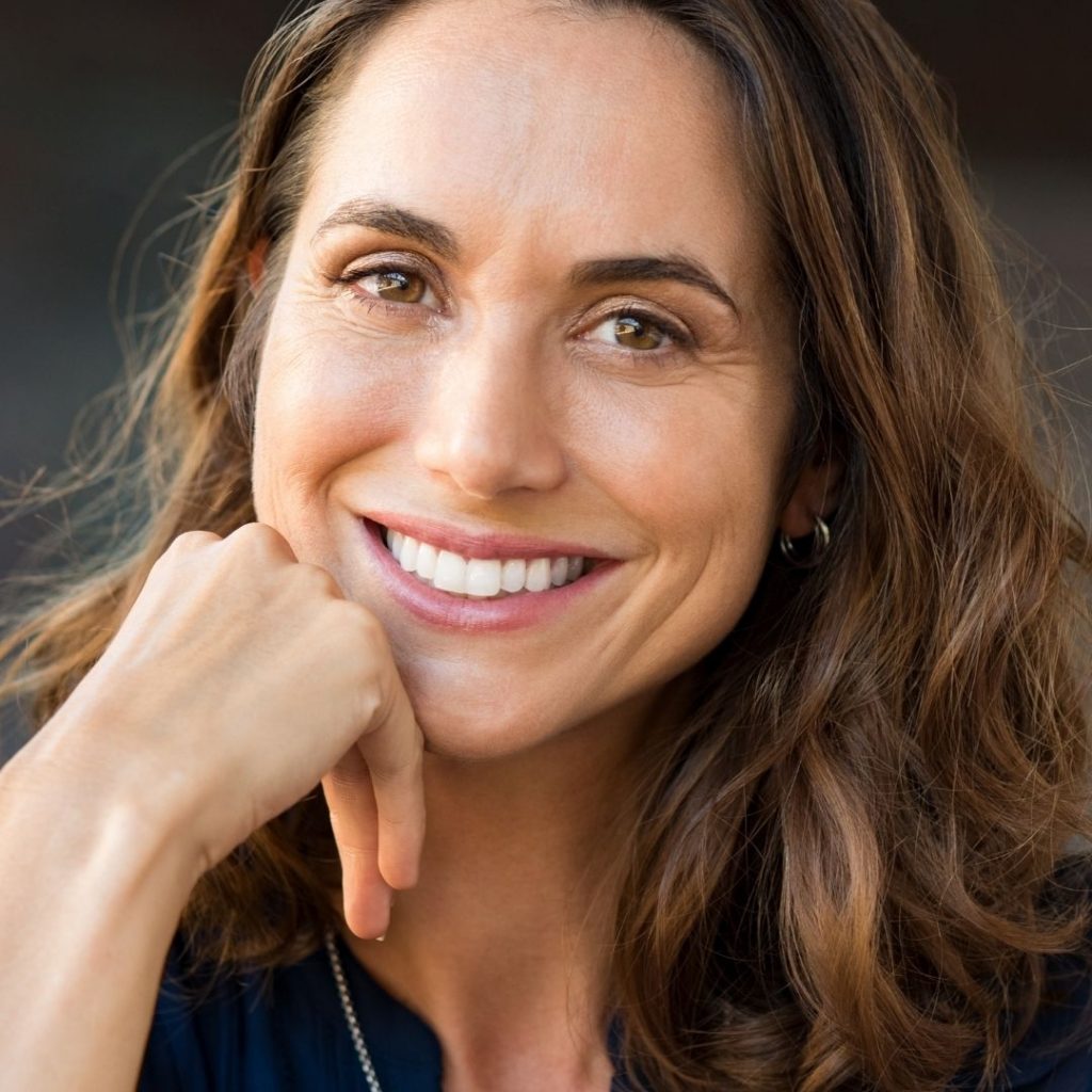 mujer madura sonriendo por los resultados del ayuno intermitente