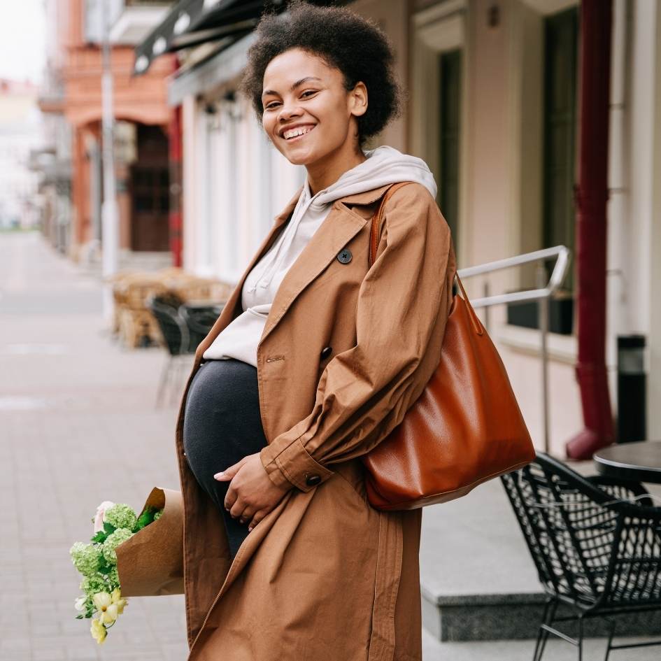mujer embarazada saliendo a la calle pensando: ¿Qué pasa si ya practicabas ayuno antes de quedarte embarazada?
