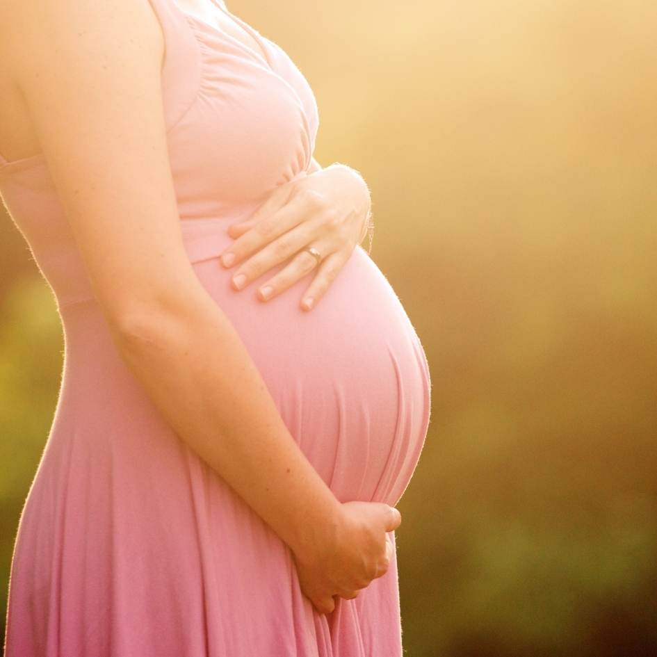 mujer con las manos en su barriga de estado de embarazo
