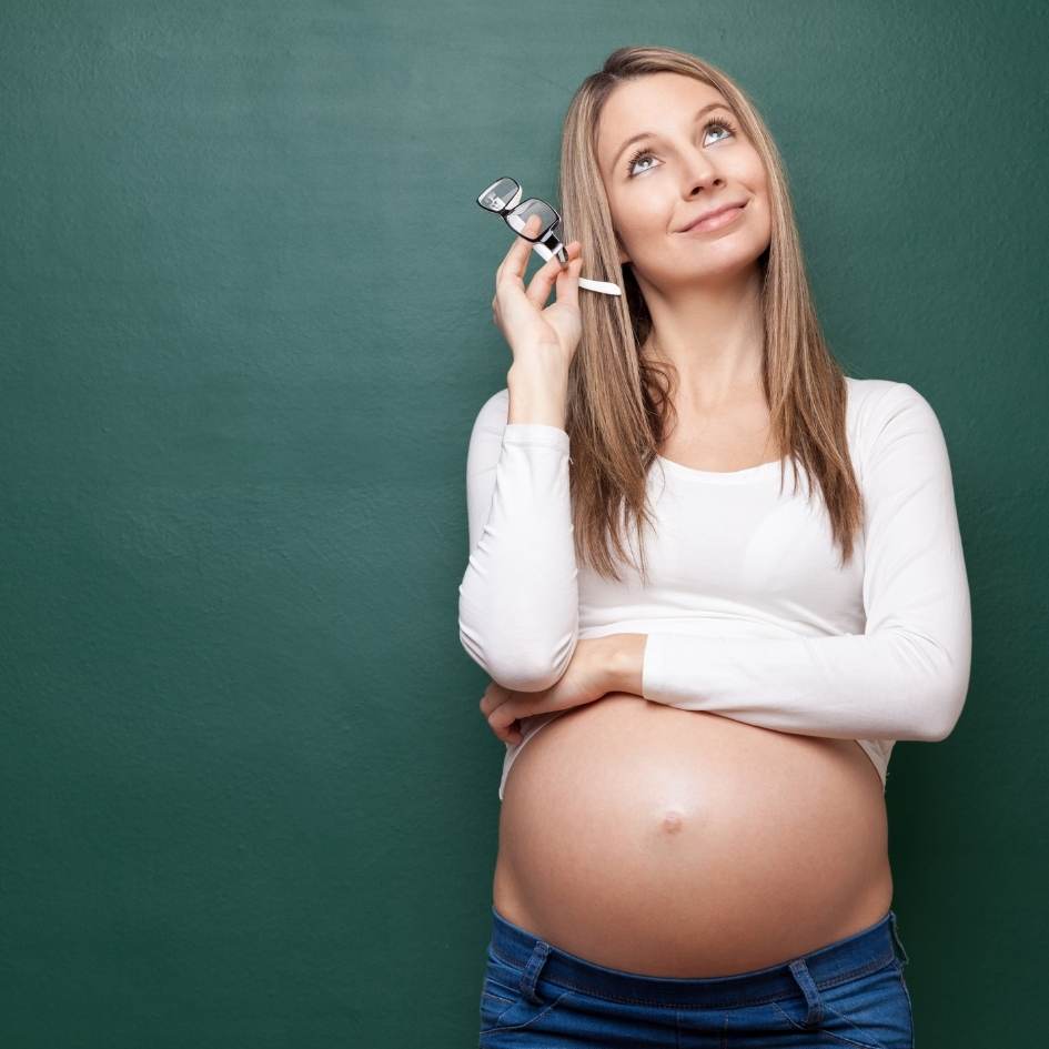 mujer embarazada pensando en ¿Se puede hacer ayuno intermitente durante el embarazo?