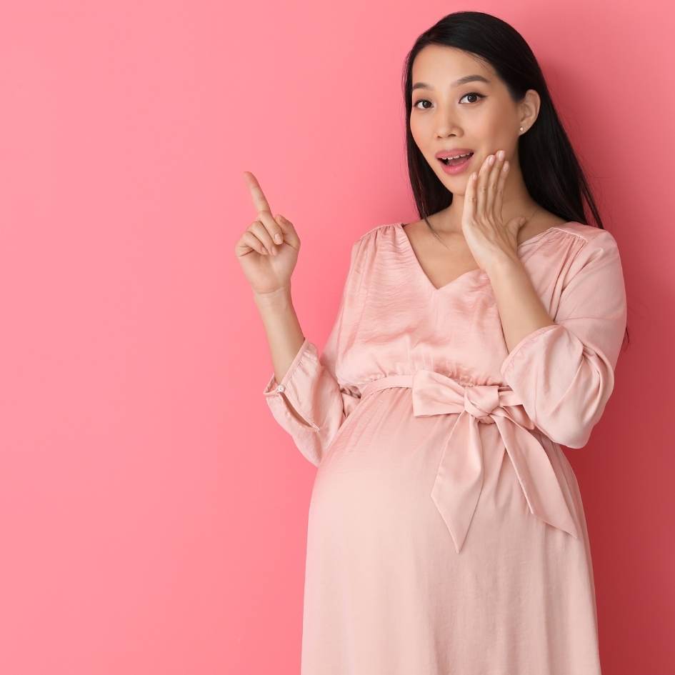 mujer embarazada preguntandose y señalando ¿Qué hacer en lugar de ayuno intermitente durante el embarazo?