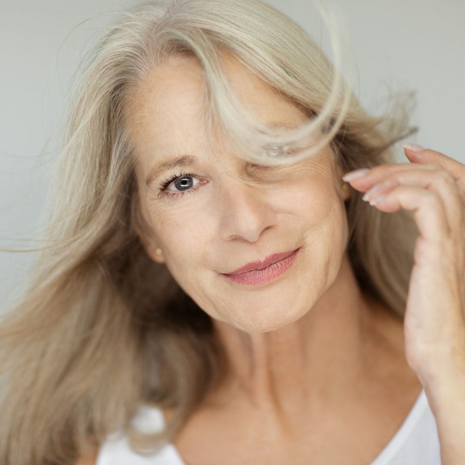mujer madura feliz con su ayuno intermitente