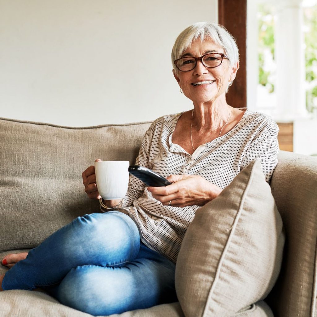 mujer adulta de mediana edad tomando una taza de te