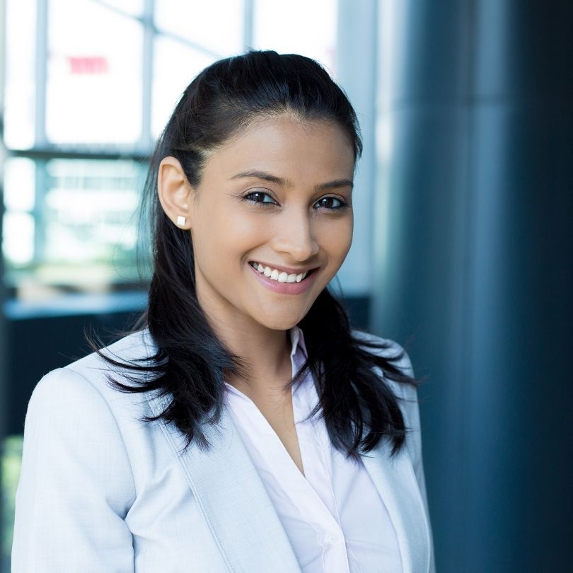 Mujer sonriendo por los resultados del ayuno intermitente