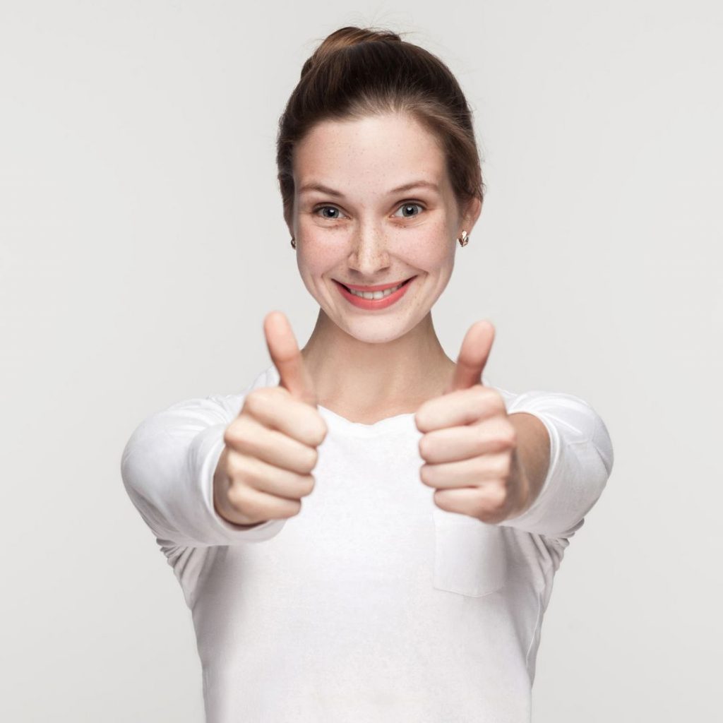 mujer con las dos manos diciendo ok
