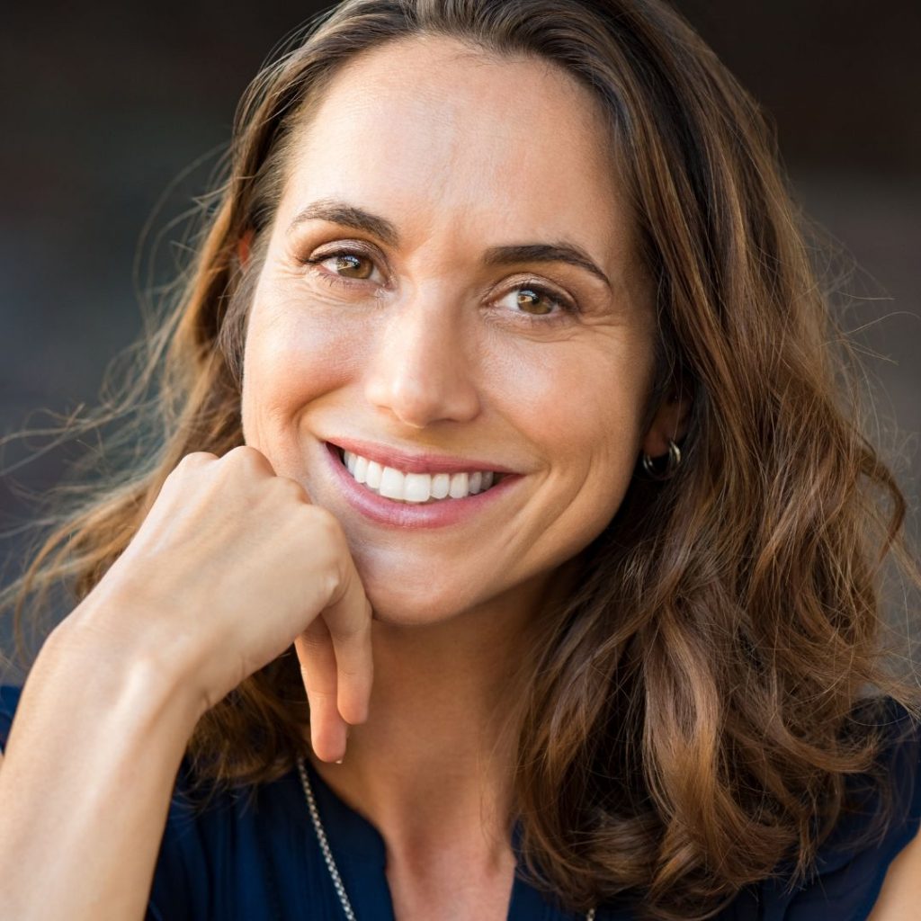 Mujer de mediana edad con rostro saludable por el ayuno intermitente