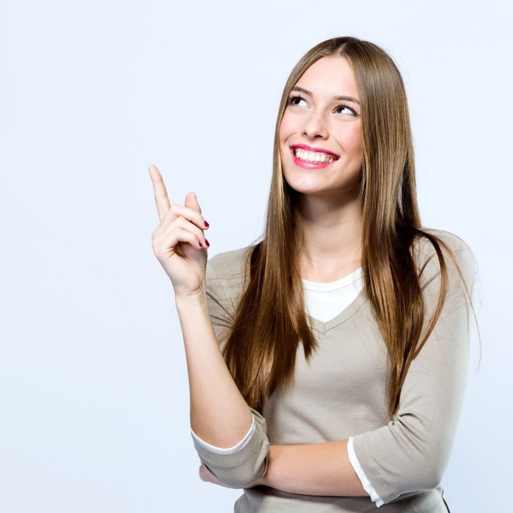 mujer señalando ariba feliz