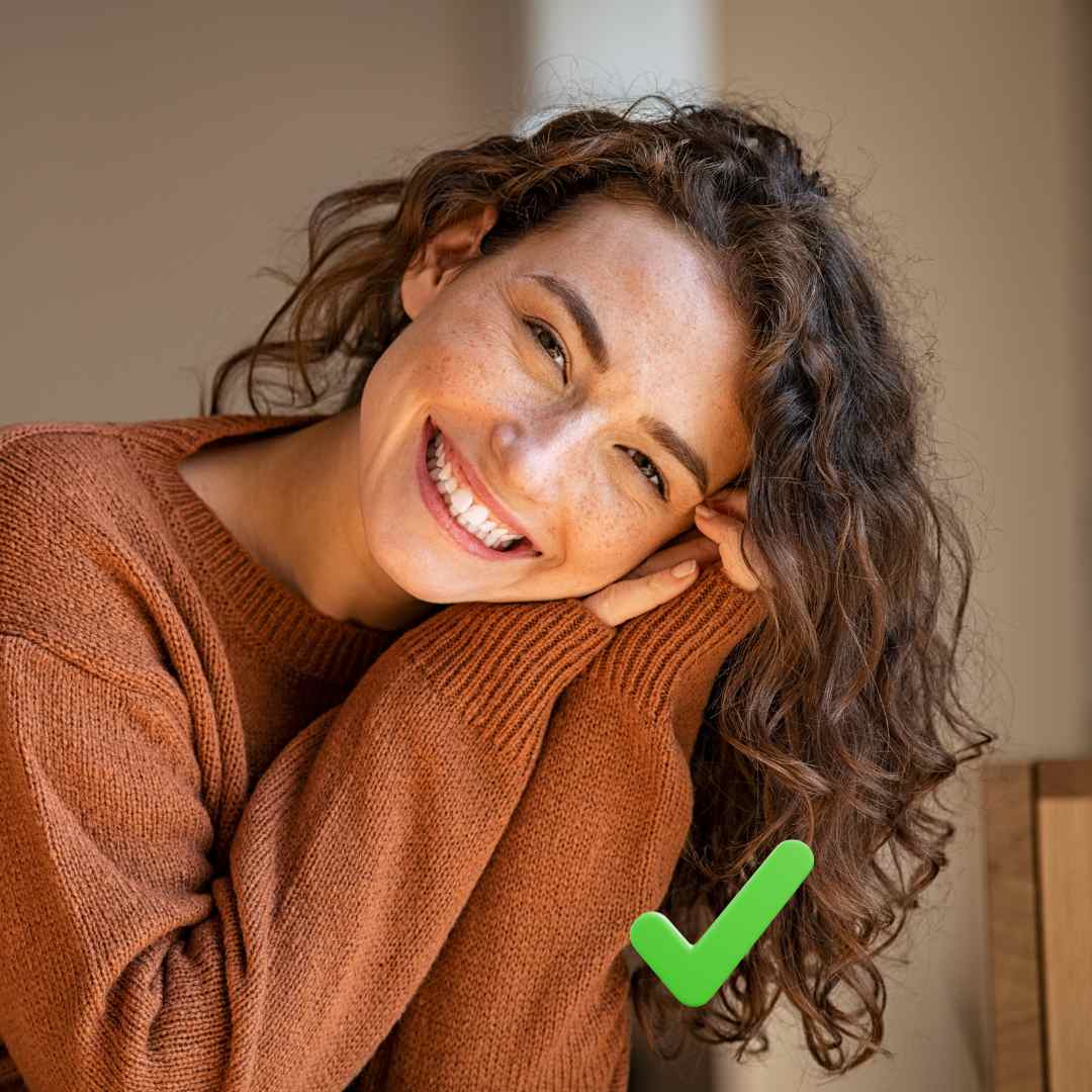 Mujer sonriente con expresión tranquila que refleja bienestar y resultados positivos del ayuno intermitente