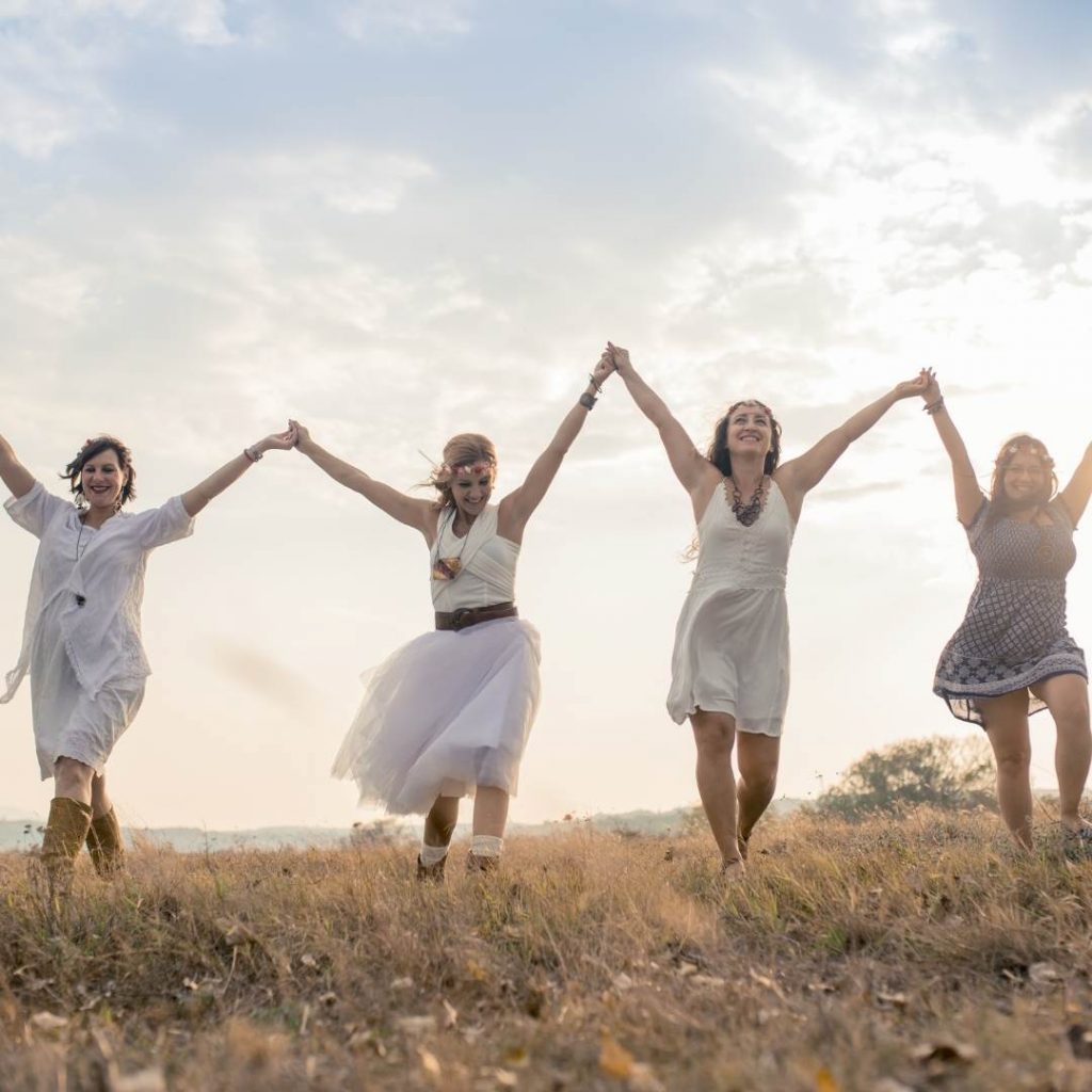 Mujeres felices por haber hecho el programa de ayuno intermitente, 4 mujeres cojidas de las manos