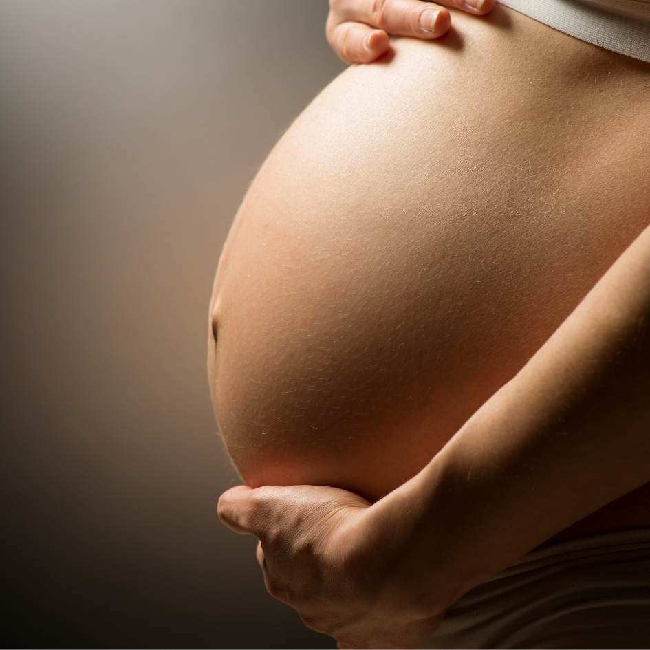 Barriga de una mujer embarazada