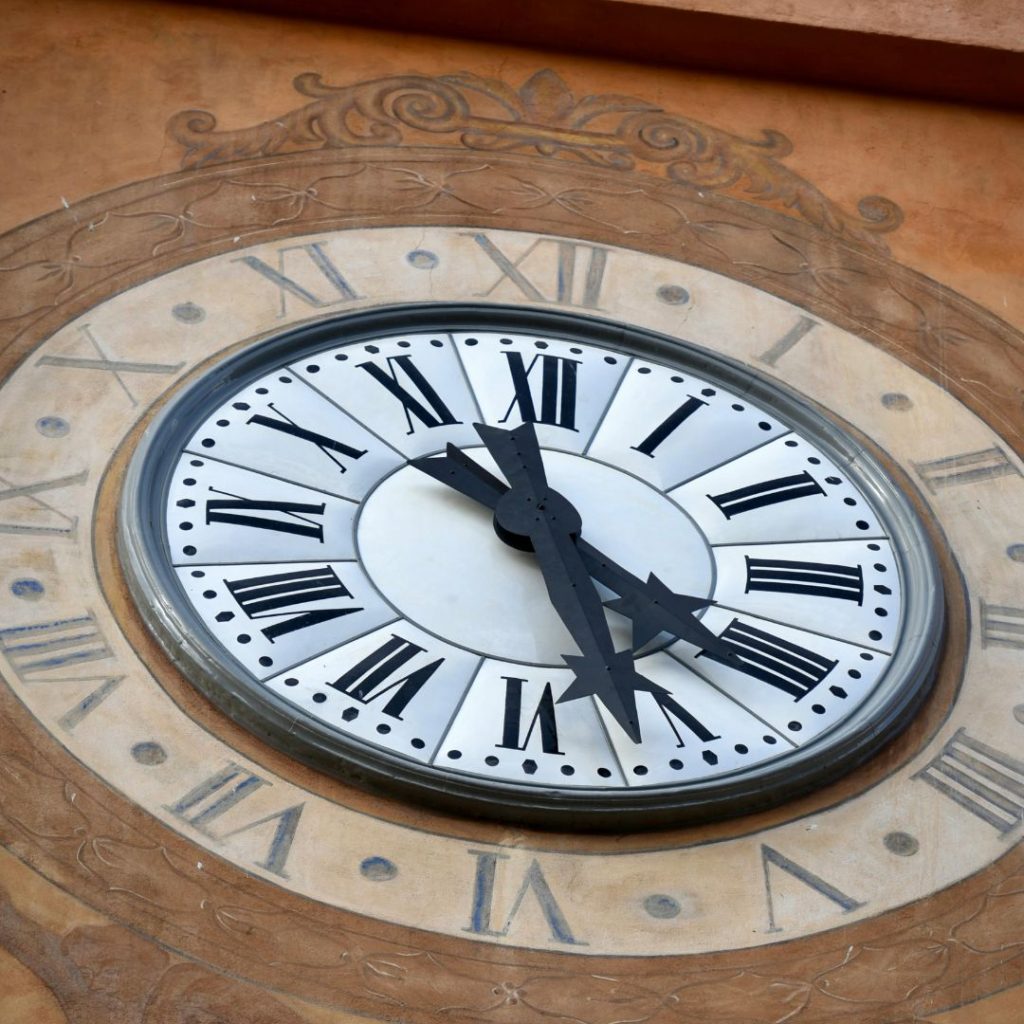 reloj marcando las horas