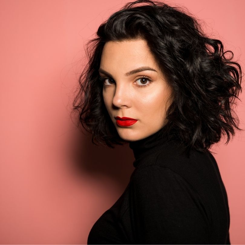 mujer segura de si misma mirando a camara