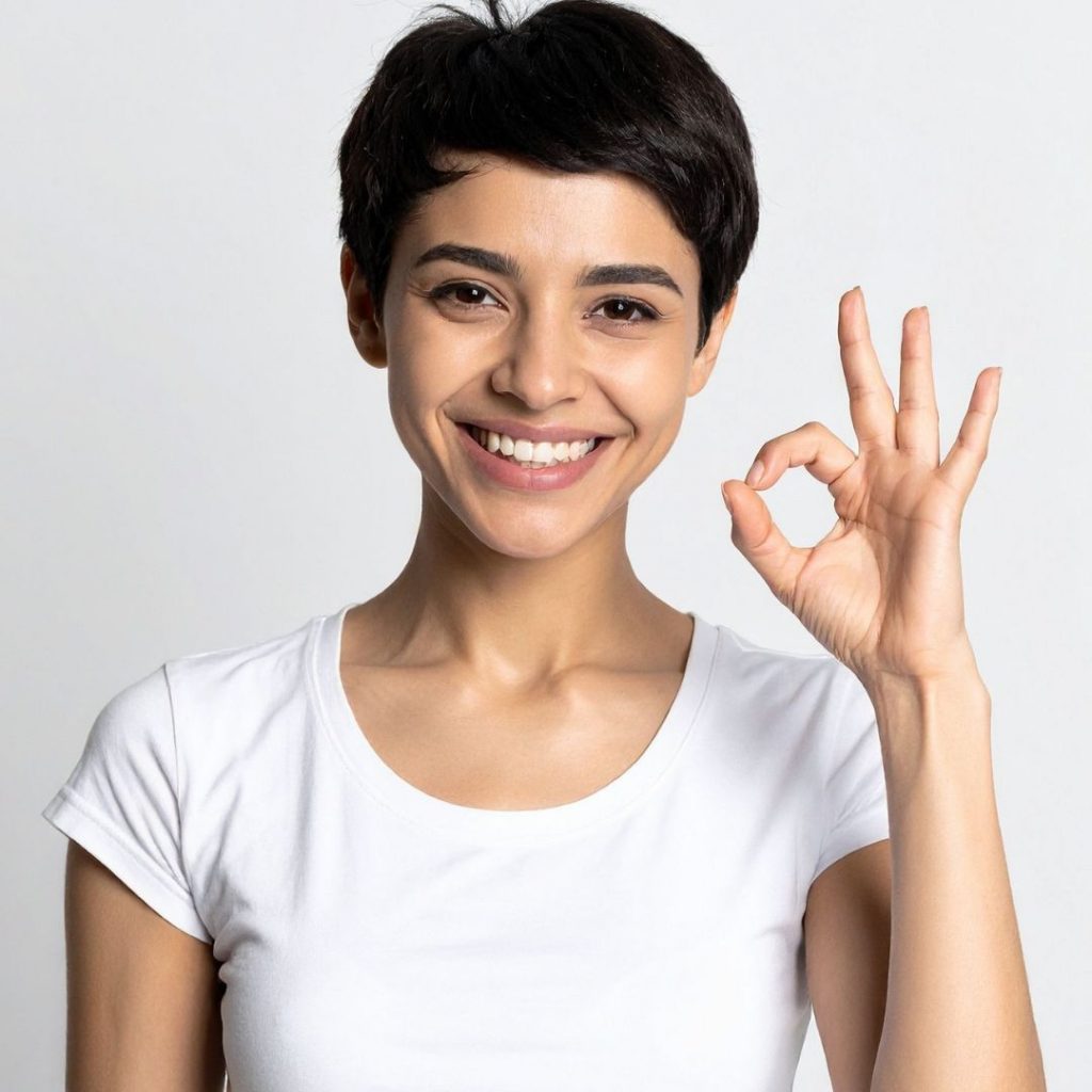 mujer con la expresion diciendo que todo esta correcto con el ayuno intermitente