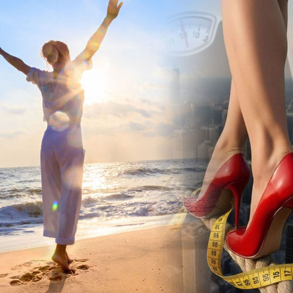 mujer en la playa con una bascula de peso corporal en el cielo y unos zapatos rojos