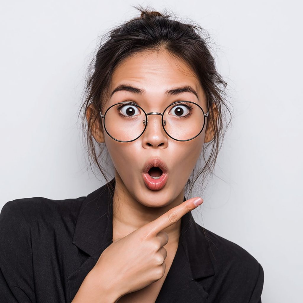 mujer con gafas señalando con cara de asombro