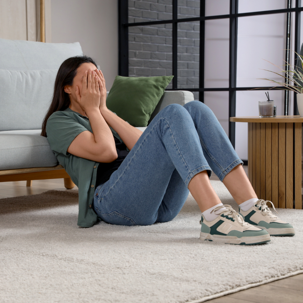 Mujer bloqueada o frustrada sentada en el suelo