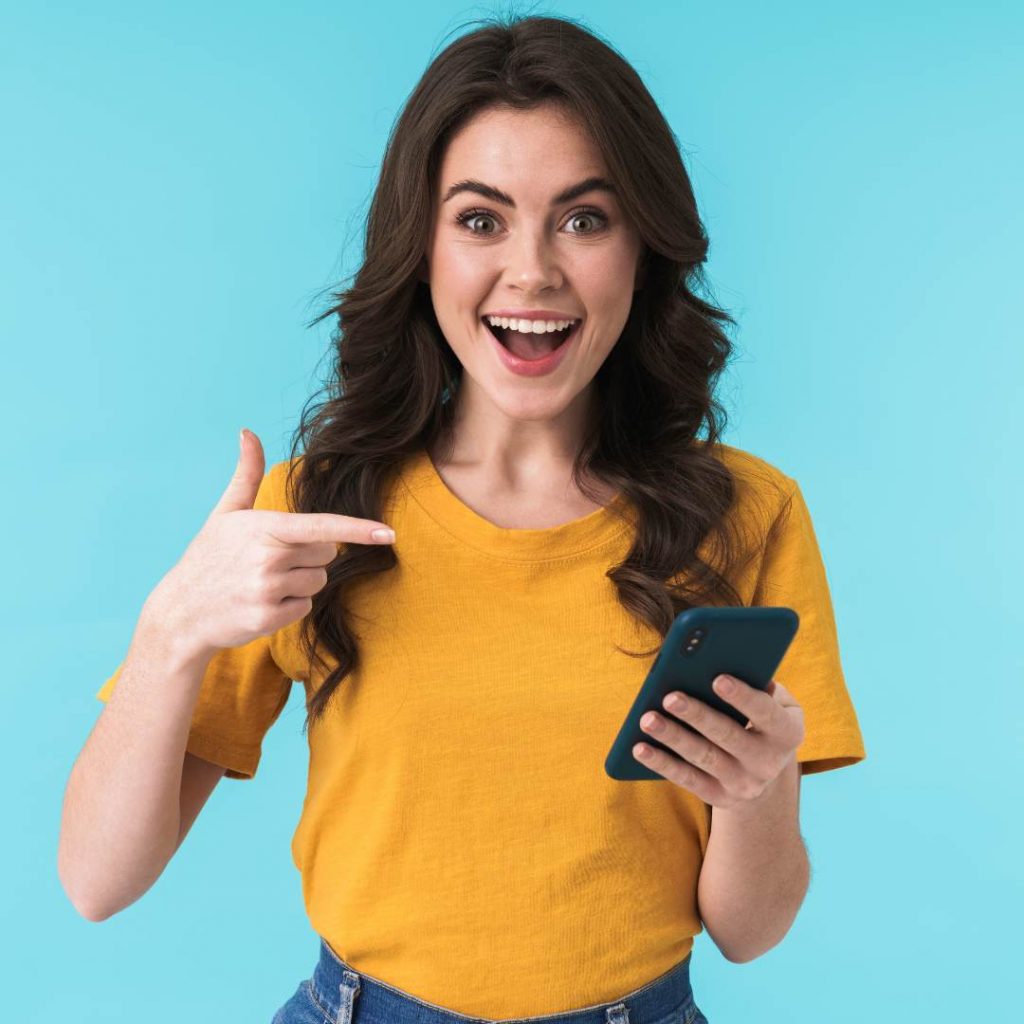 mujer feliz por recibir respuesta de su programa de ayuno intermitente