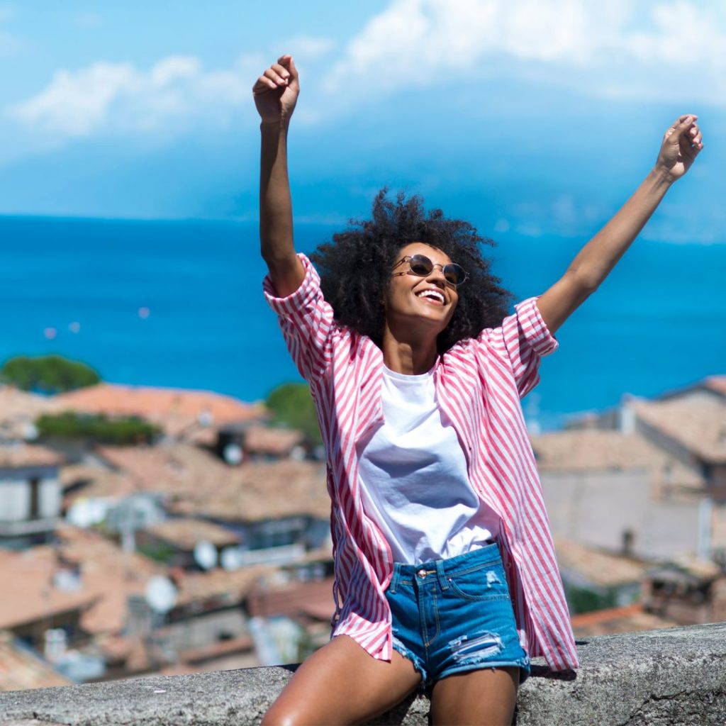 Imagen mujer celebrando bienestar y libertad corporal
