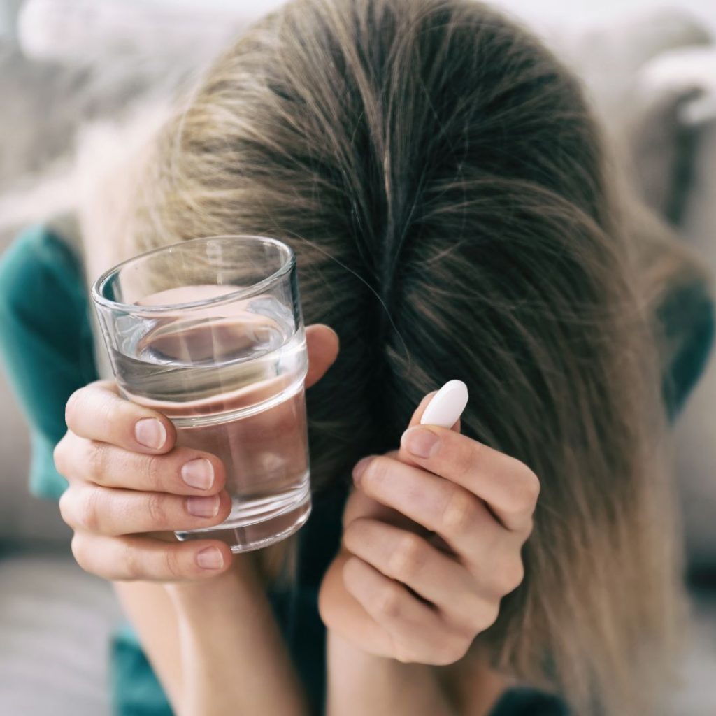 Imagen persona tomando pastilla (ayuno mal aplicado)
