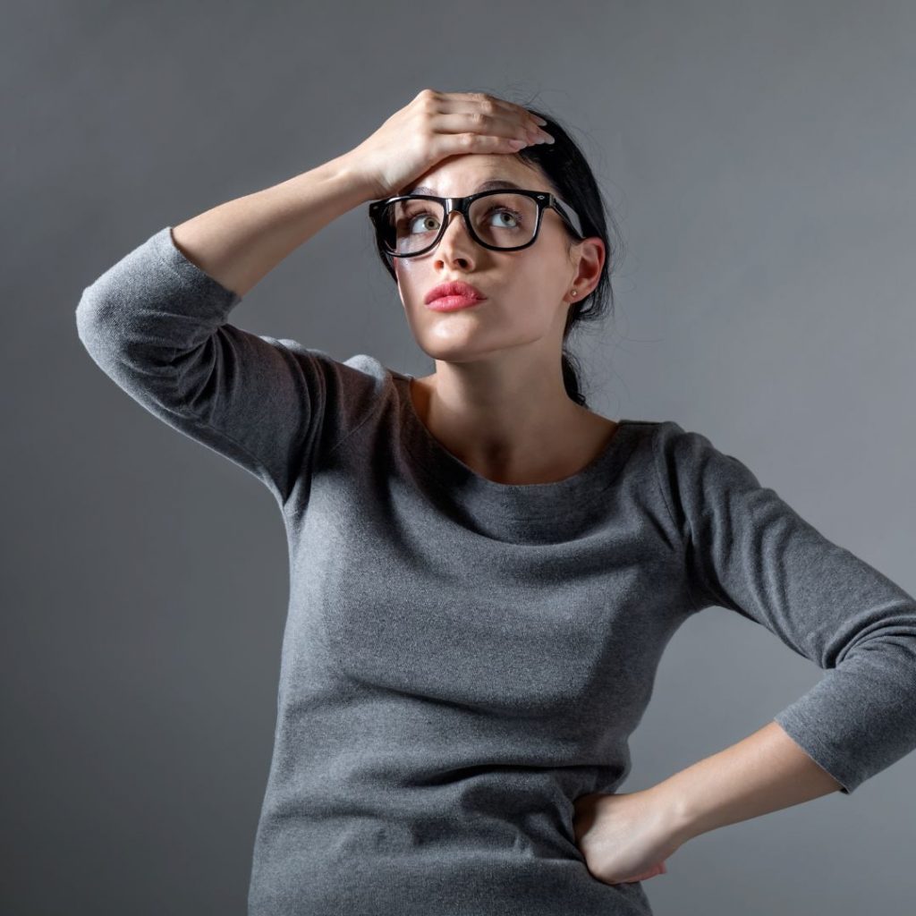 mujer con la mano en la cabeza por no saber que pensar sobre Errores frecuentes al elegir un tipo de ayuno intermitente