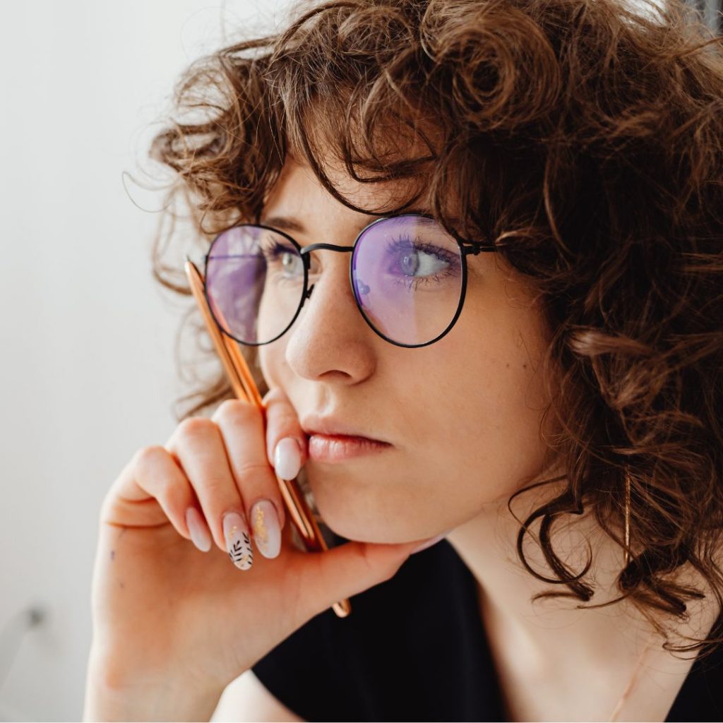 Mujer pensando en el Ayuno intermitente aplicado de forma flexible sin dietas estrictas ni prohibiciones