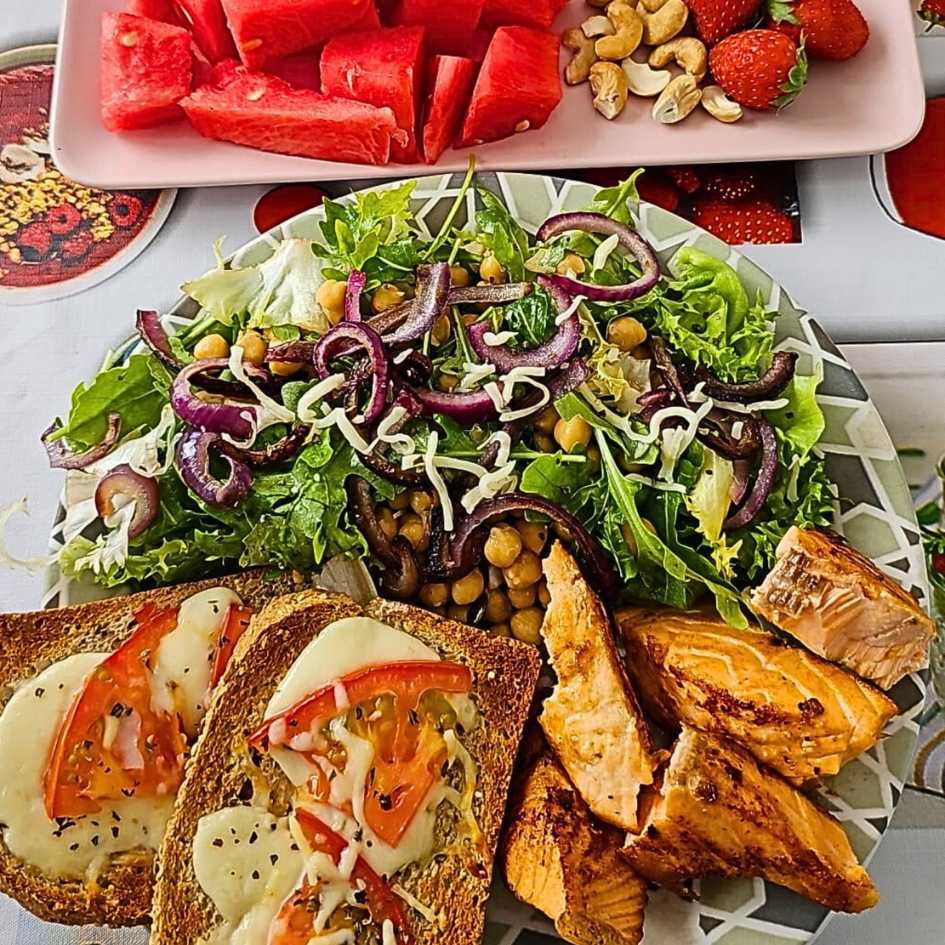 Mi comida real con el Método Ayuno Personal™: ensalada, salmón, pan tostado y fruta — ¡saciante, deliciosa y sin culpa!