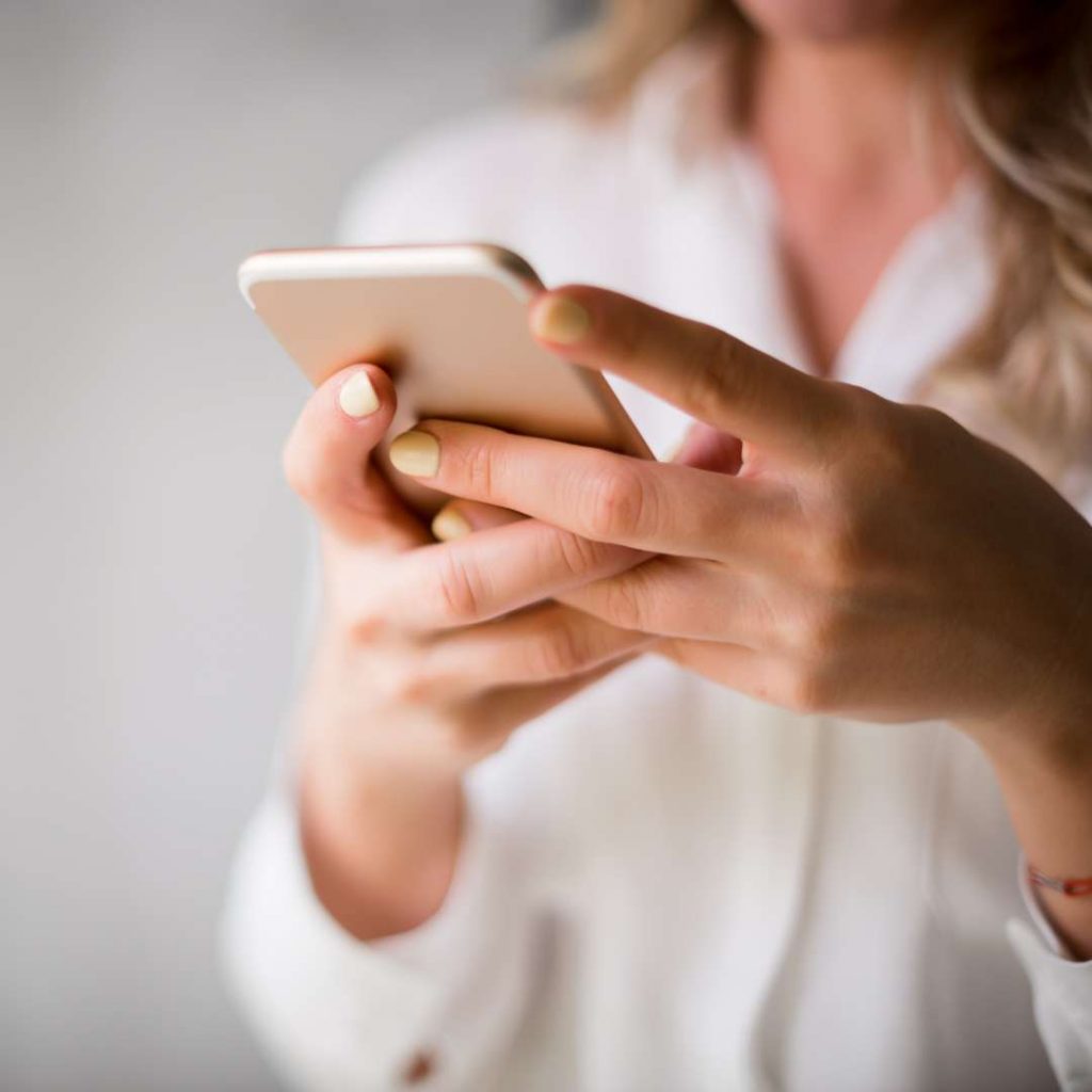 Persona descargando un PDF de ayuno intermitente desde el teléfono móvil