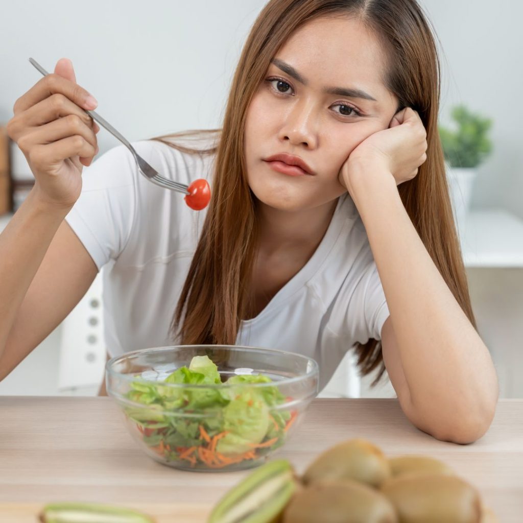 Mujer frustrada tras seguir dietas restrictivas antes de conocer la dieta ayuno intermitente
