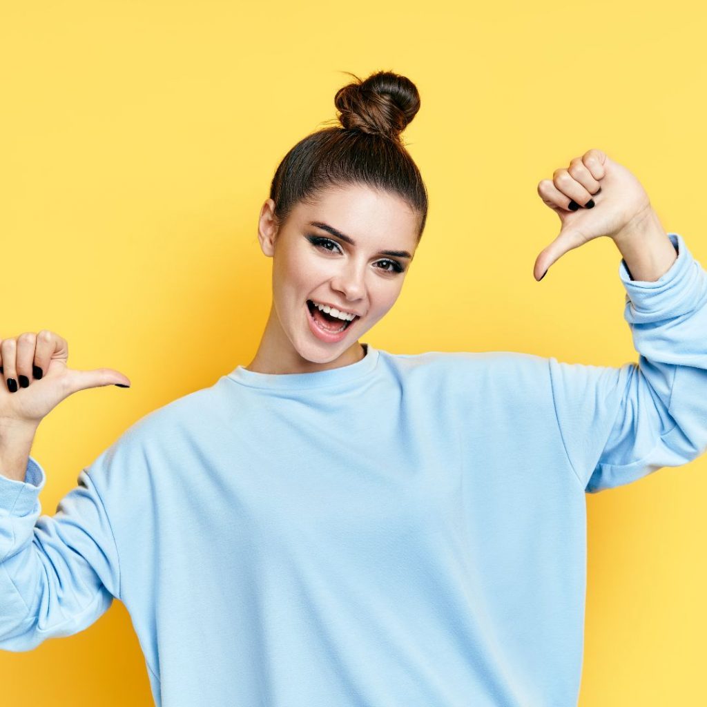 Mujer recuperando la confianza en su cuerpo tras aplicar la dieta intermitente correctamente