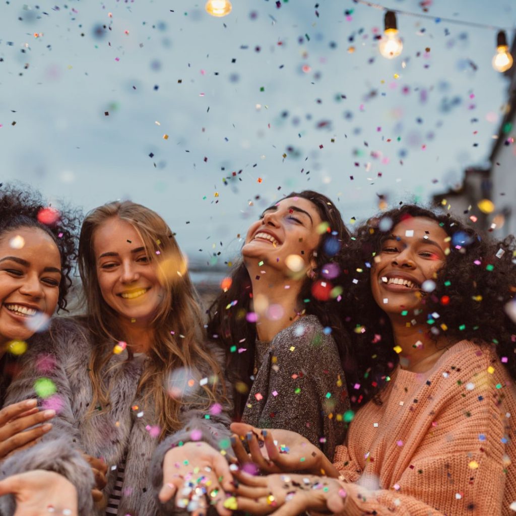Mujeres celebrando resultados y cambios positivos tras un proceso de pérdida de peso sostenible