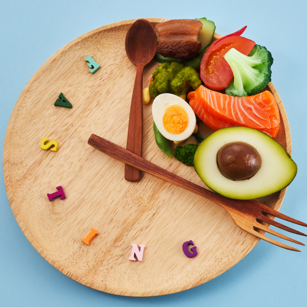 Plato con alimentos saludables en forma de reloj