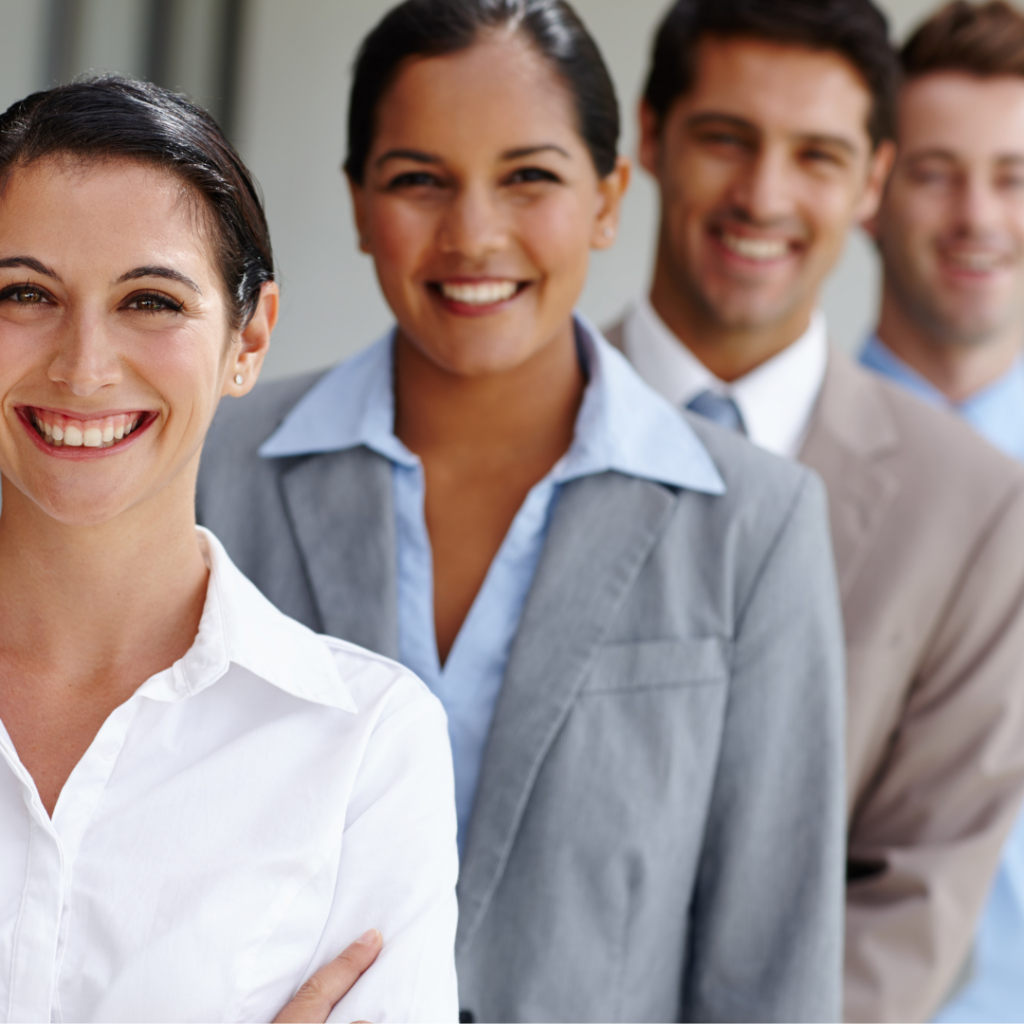 personas sonriendo por tener beneficios con el ayuno intermitente