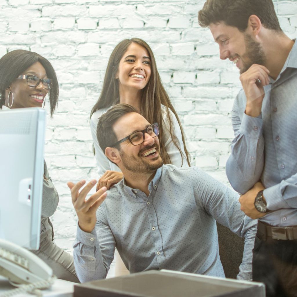 Personas reunidas con Apoyo y seguimiento en ayuno intermitente para mantener la motivación y crear hábitos saludables