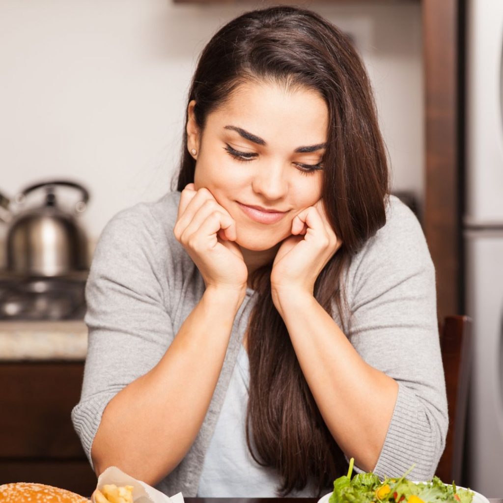 mujer sentada pensando en decisiones-alimentarias-ayuno-intermitente-que-comer.jpg
