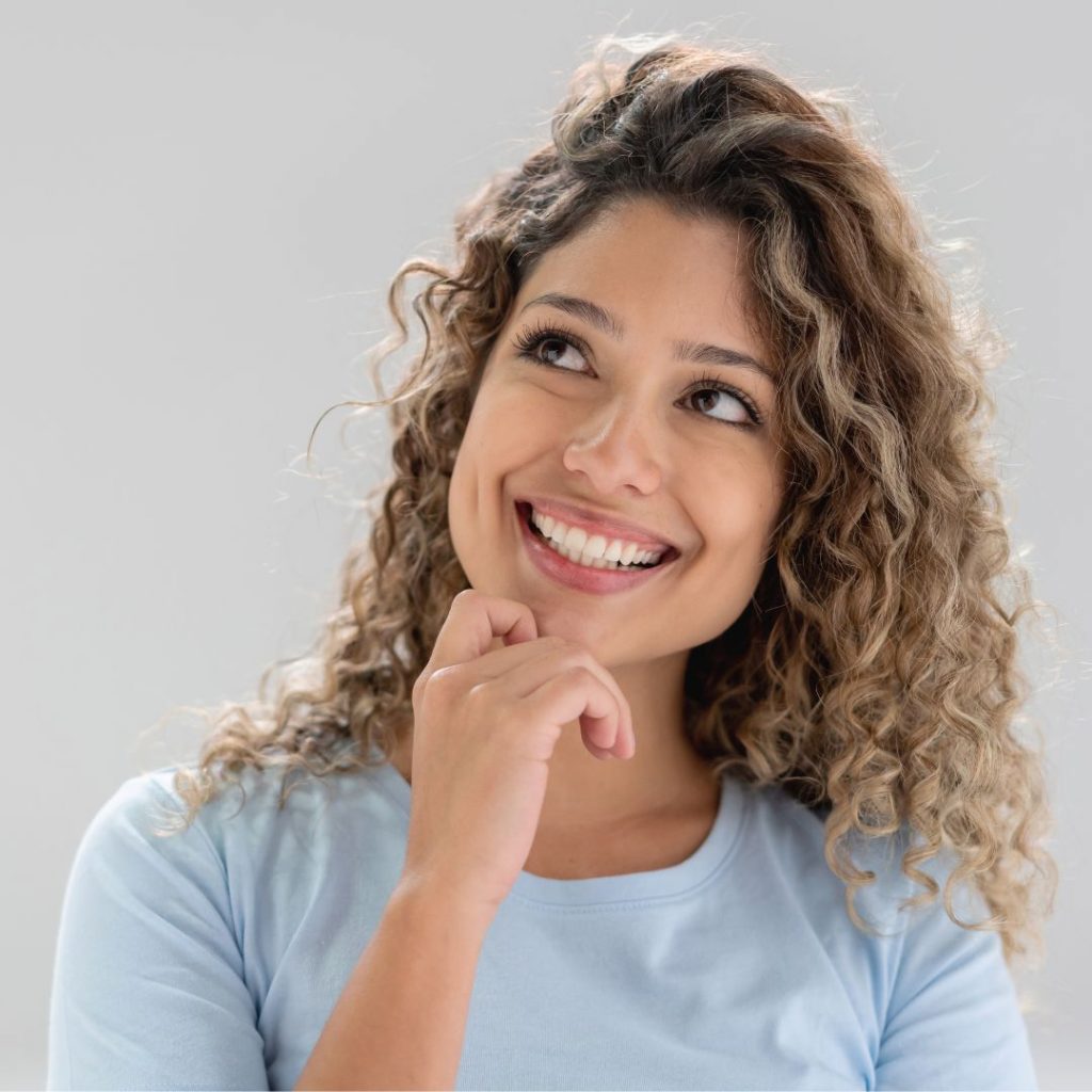 mujer sonriendo con cara feliz pensando Qué tipo de ayuno intermitente es mejor para ti y cómo empezar