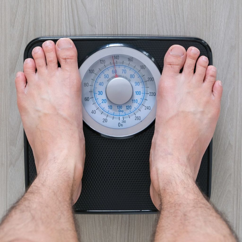 pies sobre una bascula de peso corporal con control-peso-corporal-resultados-dieta-ayuno-intermitente.jpg
