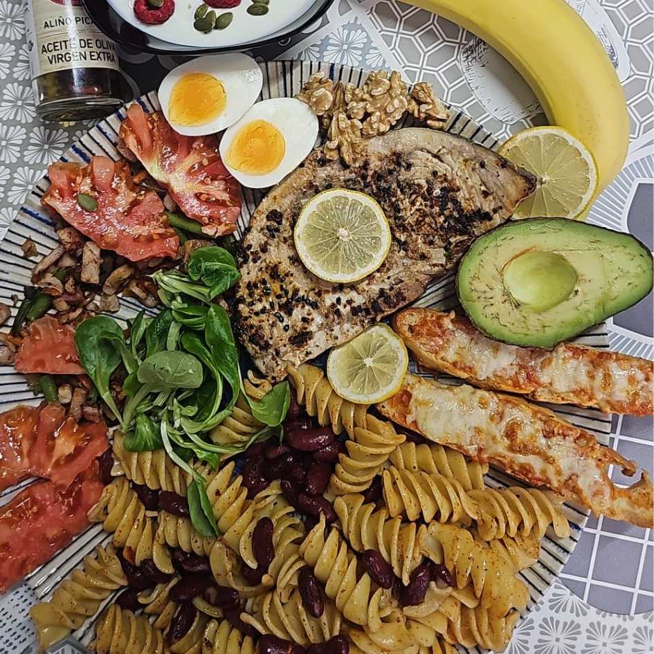 Plato completo con pasta, lentejas, pollo y aguacate — nutrición balanceada y sabor en cada bocado con el Método Ayuno Personal