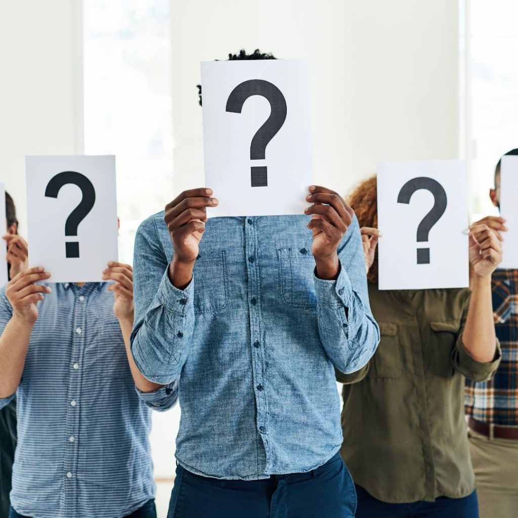 personas pensando en los errores-comunes-ayuno-intermitente-que-evitar.jpg
