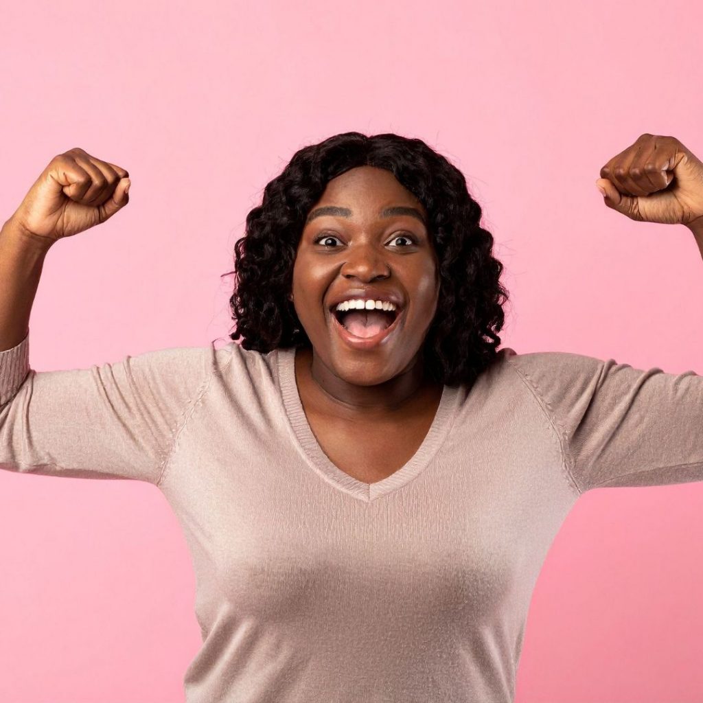 Mujer feliz con los brazos en alto con los Resultados del ayuno intermitente: confianza, fuerza y transformación personal