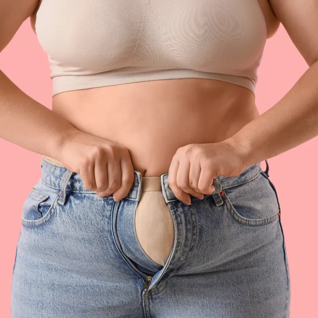 mujer con sobrepeso no puede cerrar el pantalon